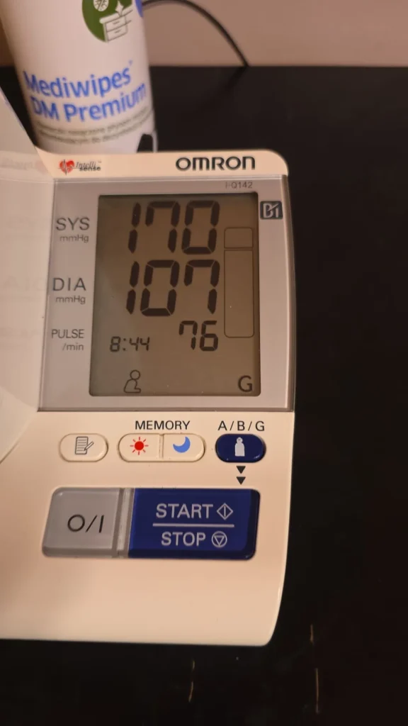 Ciśnieniomierz rano, dzień 1: 170/107 mmHg, tętno 76
